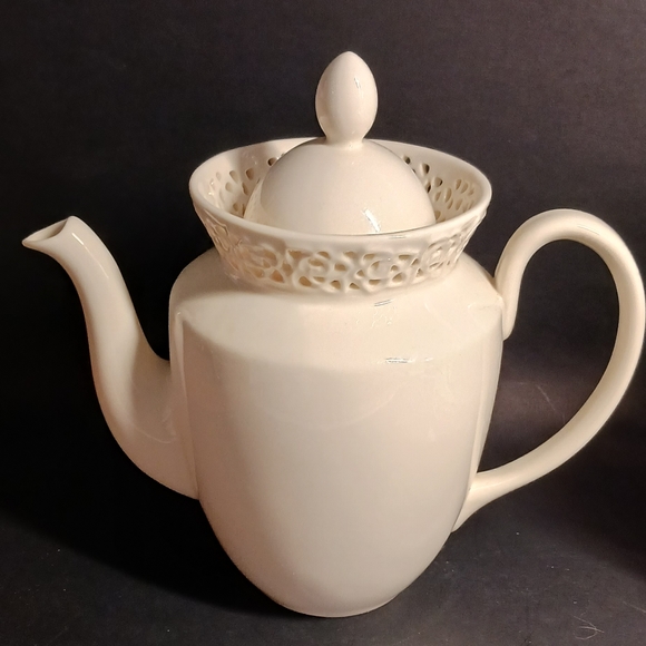 6p. lace edge set by I.Godinger & Co.: 4 dessert plates, creamer & 4-cup teapot - Picture 4 of 11